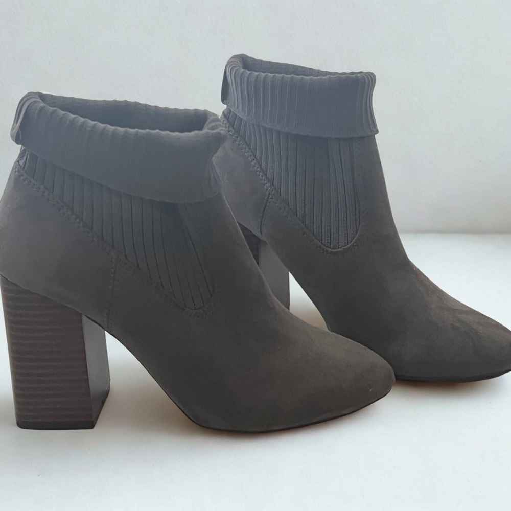 Elegant dark gray Ankle Boots